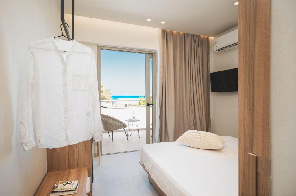 Postel nebo postele na pokoji v ubytování Palm Tree Beach Suites, by ZanteWize