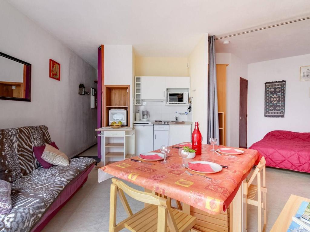 Ruang duduk di Studio pour 4 pers avec TV, parking, animaux admis, proche station de ski - FR-1-403-72