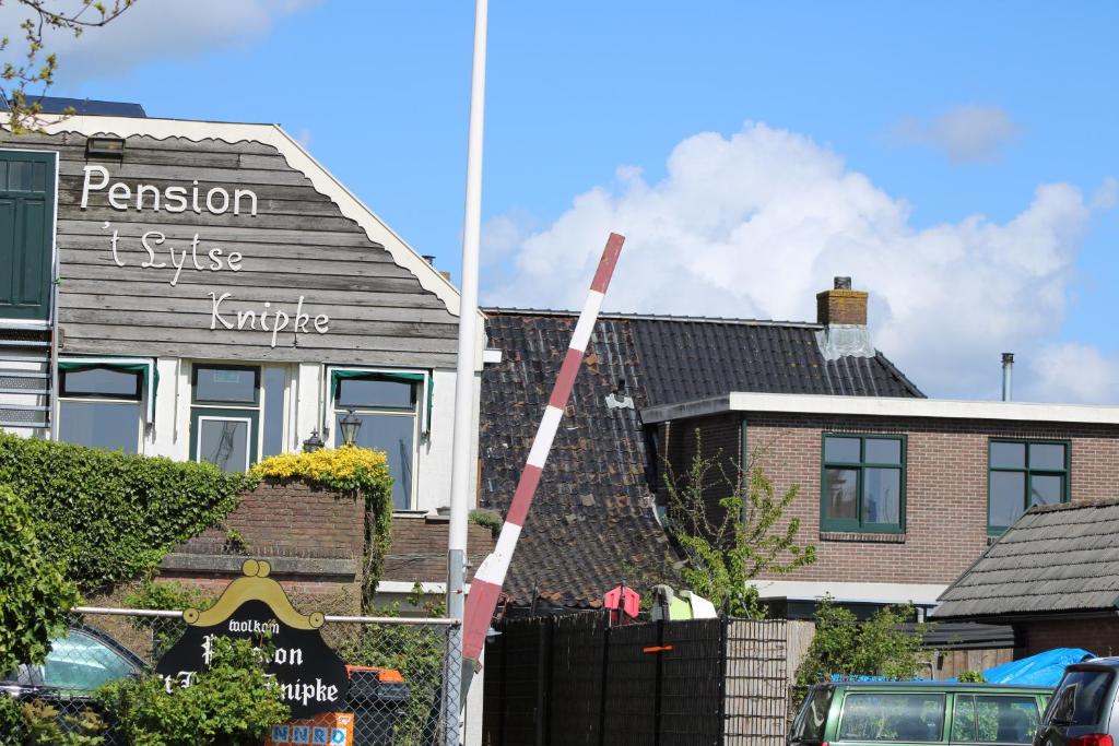 un panneau de rue devant une maison dans l'établissement 't Lytse Knipke, à Lemmer