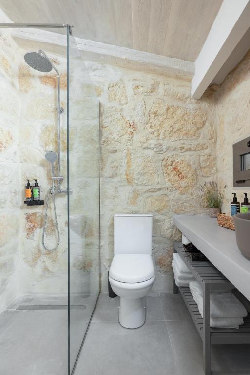 Koupelna v ubytování The Olive Grove Villas with swimming pool and breakfast