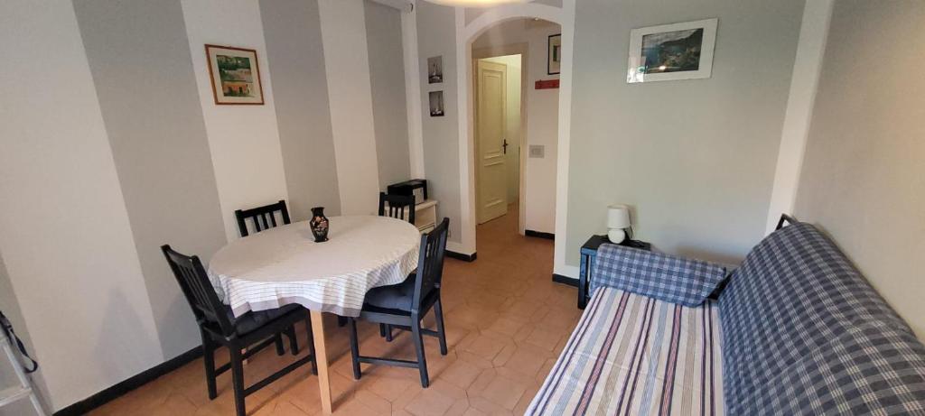 ein Esszimmer mit einem weißen Tisch und Stühlen in der Unterkunft Bilocali con Giardino Via Sivori in Bonassola