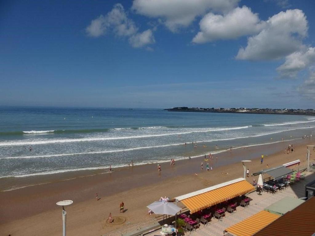 - une plage avec un groupe de personnes et l'océan dans l'établissement Spacieux Studio 4 Pers. Saint-Gilles-Croix-de-Vie, Vue Mer, Balcon, Accès Plage - FR-1-224-668, à Saint-Gilles-Croix-de-Vie