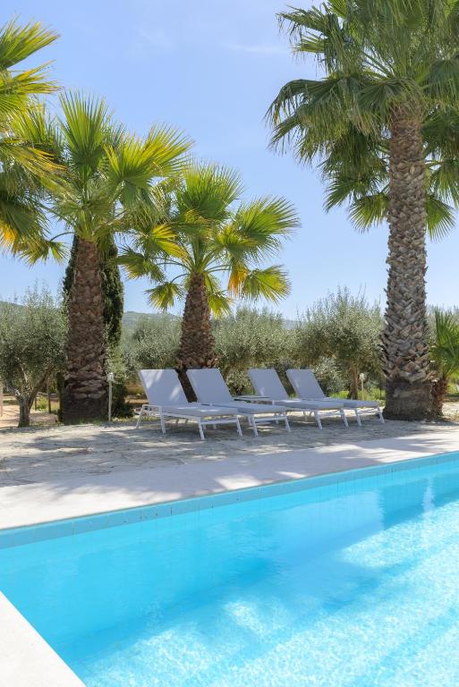 Bazén v ubytování The Olive Grove Villas with swimming pool and breakfast nebo v jeho okolí