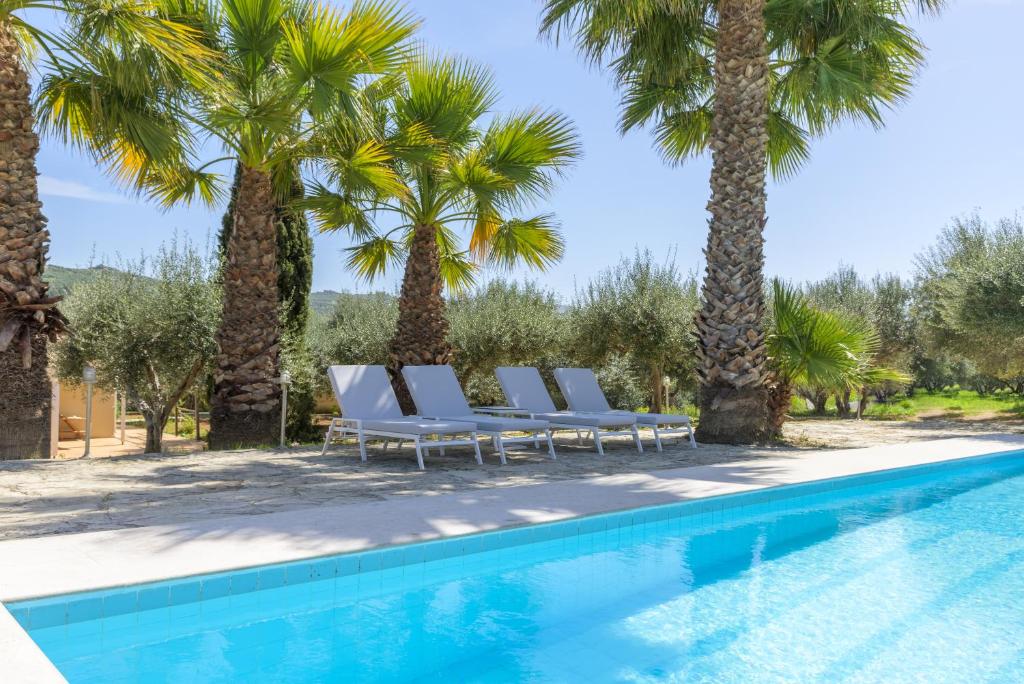Bazén v ubytování The Olive Grove Villas with swimming pool and breakfast nebo v jeho okolí