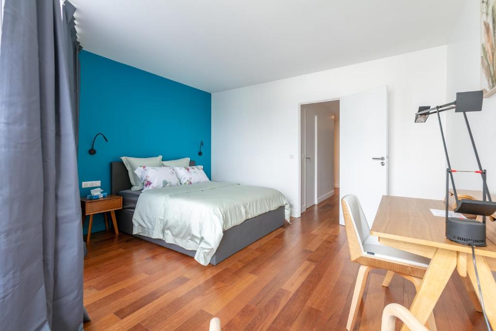 Postel nebo postele na pokoji v ubytování Comfortion Zaira - Suite de luxe avec vue sur la Défense