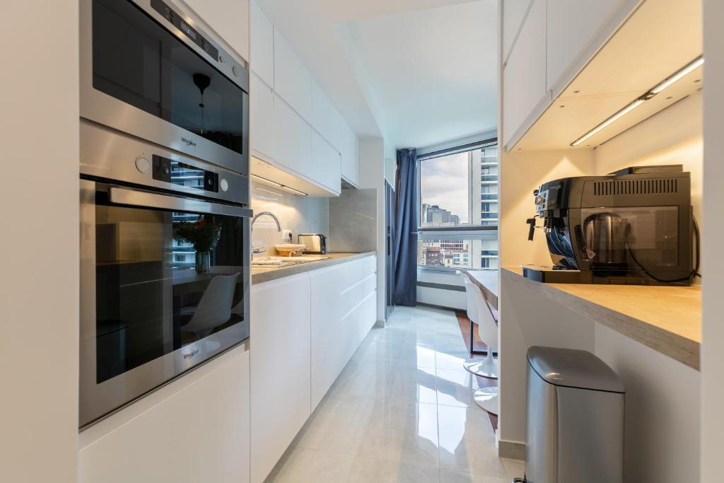 Kuchyň nebo kuchyňský kout v ubytování Comfortion Zaira - Suite de luxe avec vue sur la Défense