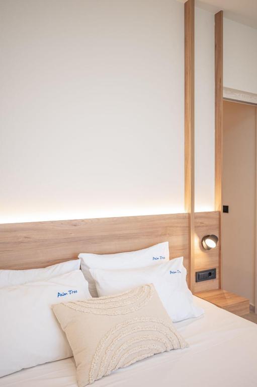 Postel nebo postele na pokoji v ubytování Palm Tree Beach Suites, by ZanteWize