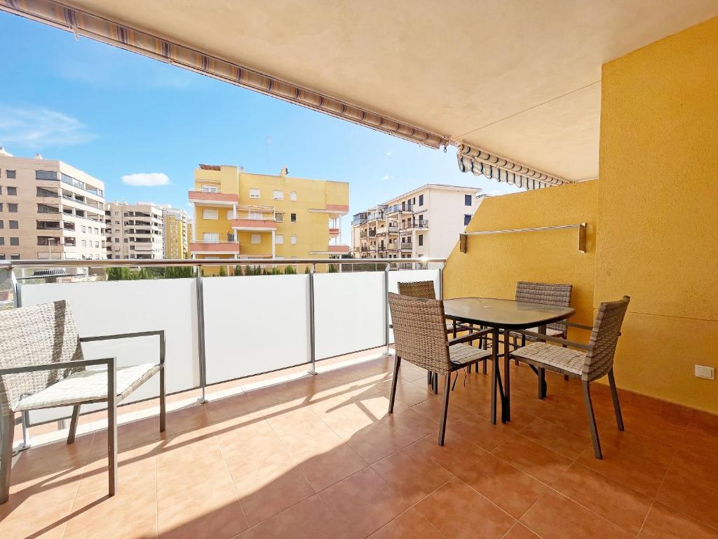 Balkón alebo terasa v ubytovaní Global Properties, Piso practico, con terraza y piscina en la playa de Canet