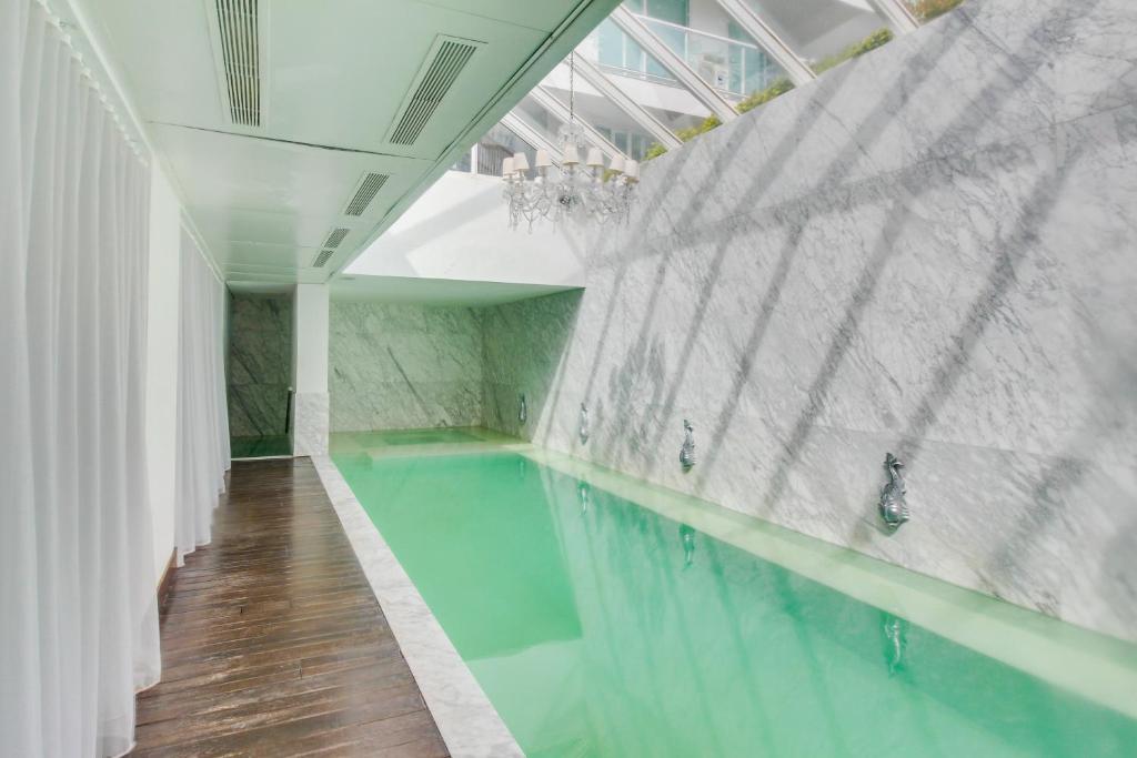 - une grande piscine dans un bâtiment dans l'établissement Oceana Suites en Yoo, con piscina interior climatizada, à Punta del Este