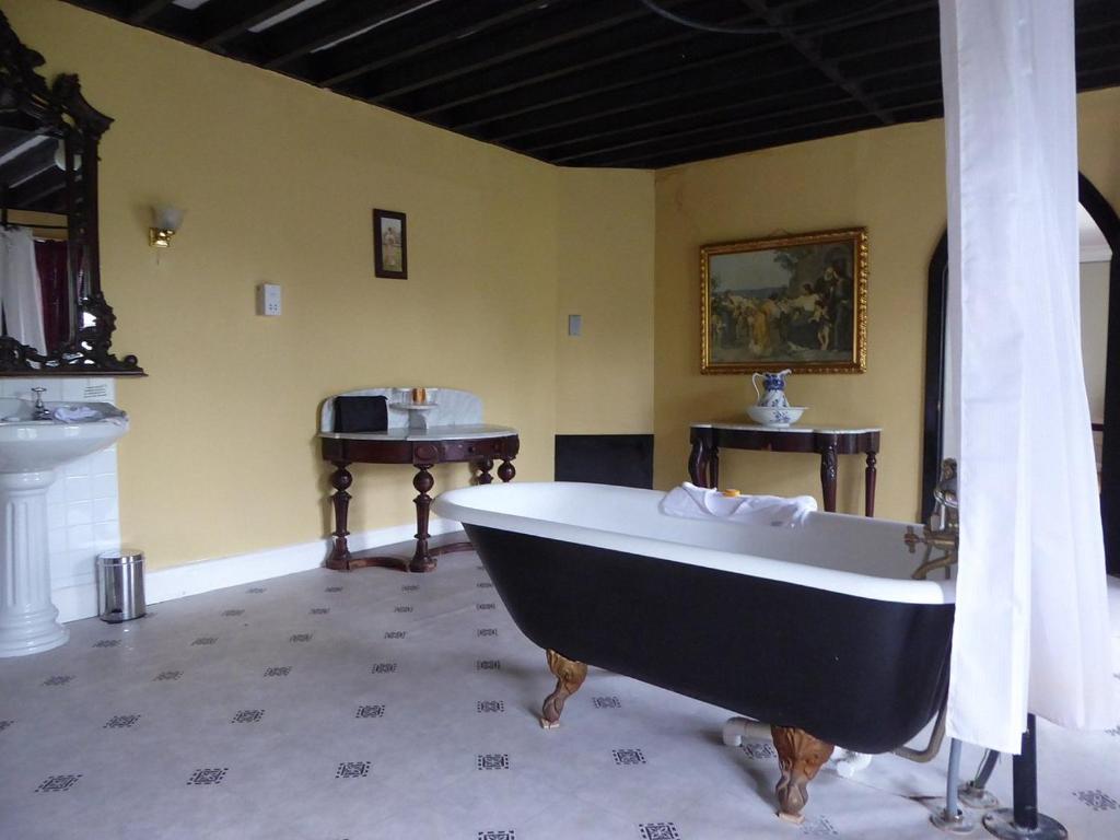 Postel nebo postele na pokoji v ubytování Kinnitty Castle Hotel