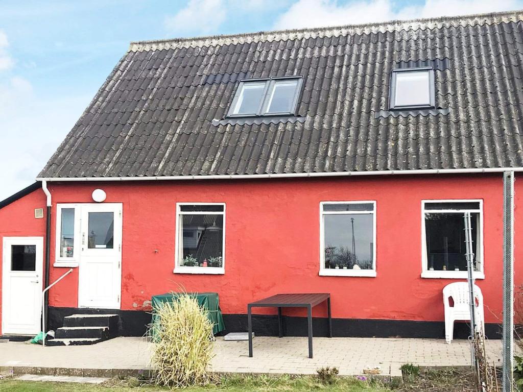 una casa roja con techo negro en Holiday home Bagenkop VII, en Bagenkop