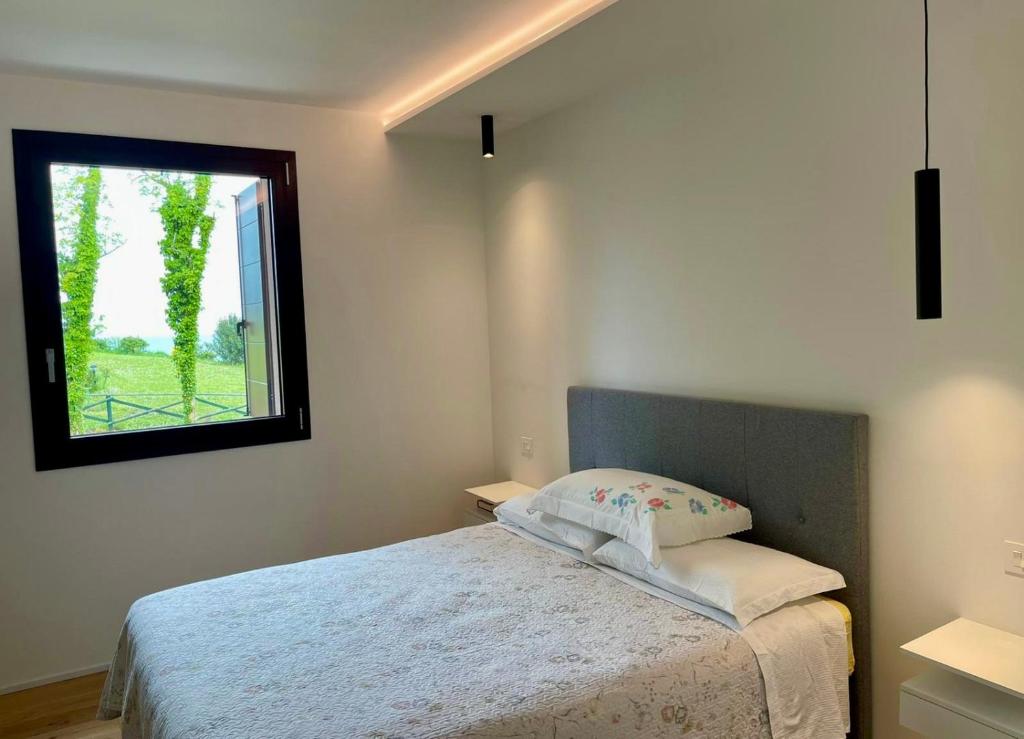 um quarto com uma cama e uma janela em Baia Vallugola Exclusive Apartment em Castel di Mezzo