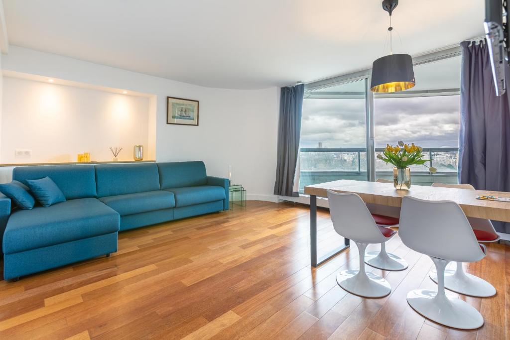 Posezení v ubytování Comfortion Norma - Suite de luxe avec vue sur la Tour Eiffel