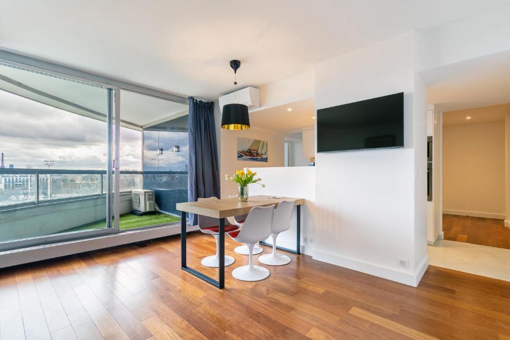 TV a/nebo společenská místnost v ubytování Comfortion Norma - Suite de luxe avec vue sur la Tour Eiffel