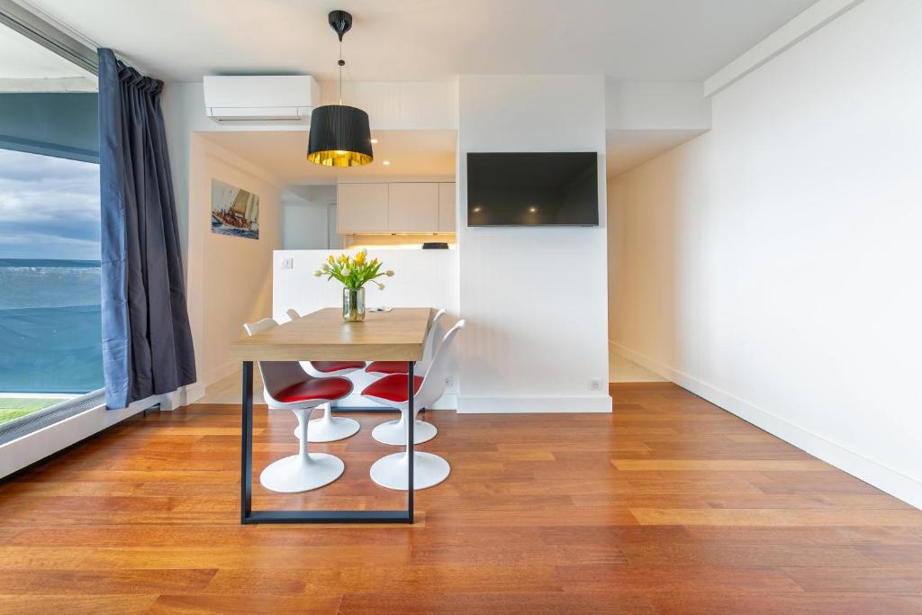 Posezení v ubytování Comfortion Norma - Suite de luxe avec vue sur la Tour Eiffel