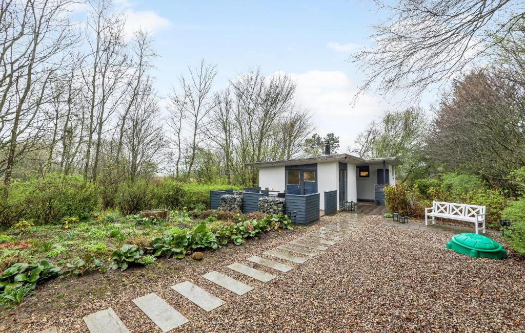 un piccolo capanno con un giardino di fronte di 2 Bedroom Beautiful Home In Esbjerg V a Esbjerg