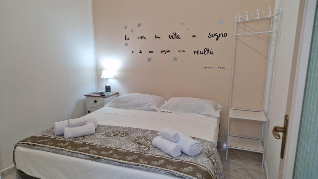 - une chambre avec un lit et 2 serviettes dans l'établissement The brothers house Appartamento alla Zisa, à Palerme