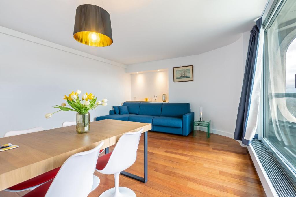 Posezení v ubytování Comfortion Norma - Suite de luxe avec vue sur la Tour Eiffel