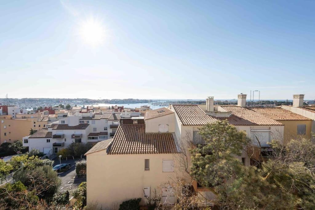 - une vue sur une ville avec des maisons et des arbres dans l'établissement Studio cabine vue mer centre port, au Cap d'Agde
