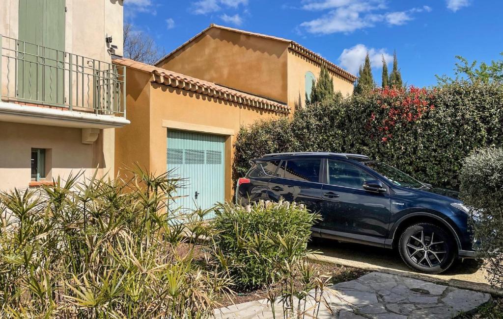 une voiture bleue garée devant une maison dans l'établissement Awesome Home In Saint-Rémy-De-Provence, à Saint-Rémy-de-Provence
