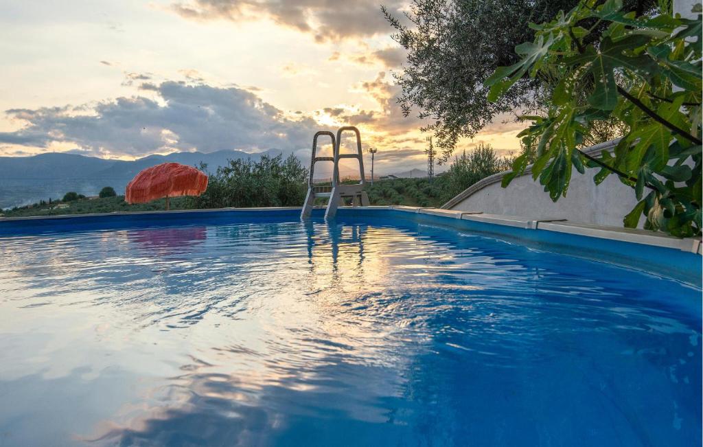 een zwembad met een stoel ernaast bij Amazing Apartment In Moscufo With Outdoor Swimming Pool in Moscufo