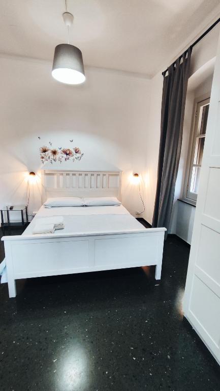 Postel nebo postele na pokoji v ubytování camera colombo 12 Genova Rooms