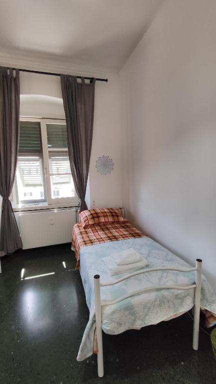 Postel nebo postele na pokoji v ubytování camera colombo 12 Genova Rooms