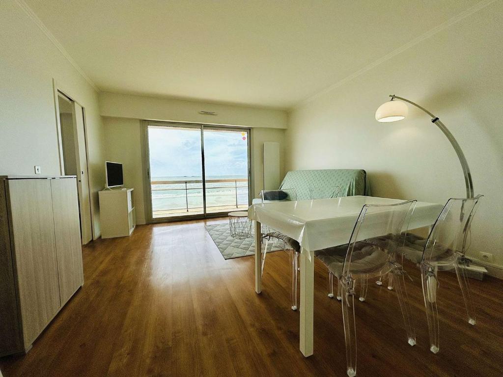 een woonkamer met een tafel en een bank bij Appartement Pornichet, 2 pièces, 4 personnes - FR-1-245-132 in Pornichet