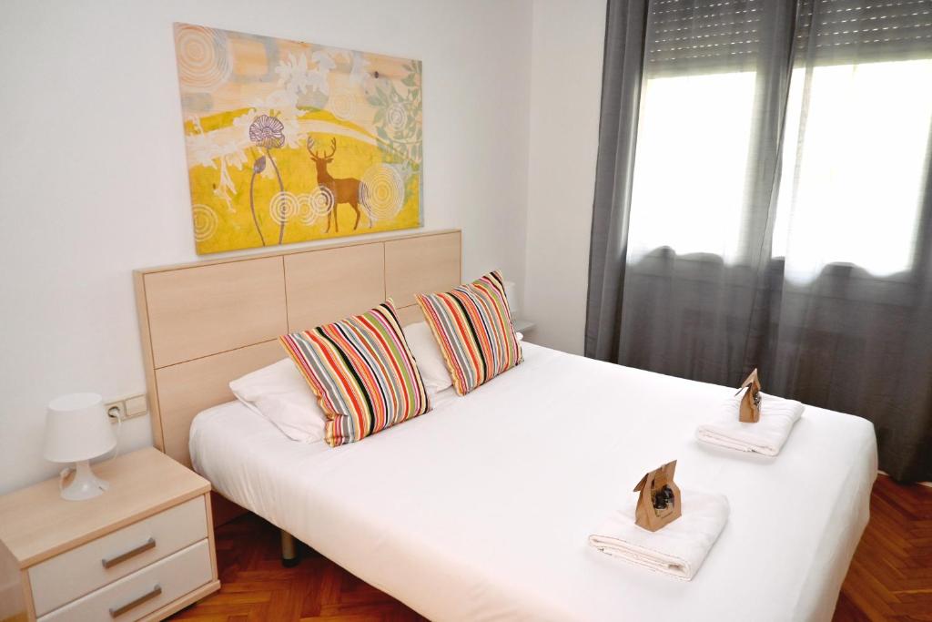 Ένα ή περισσότερα κρεβάτια σε δωμάτιο στο Homenfun Barcelona Eixample ll