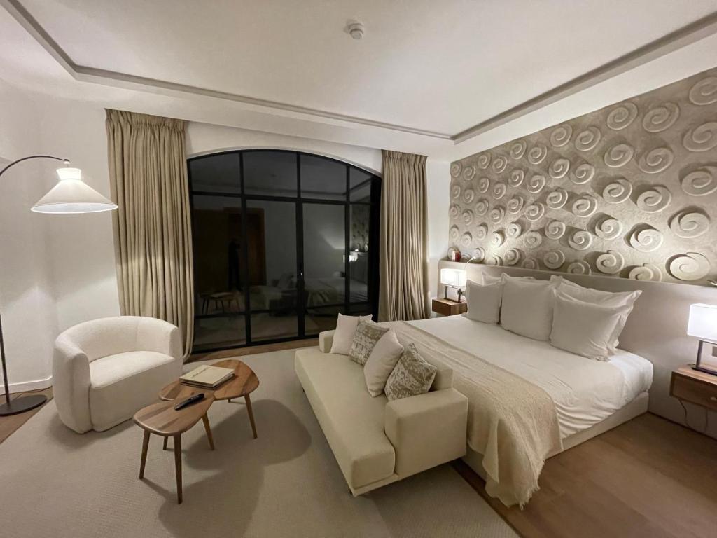 Postel nebo postele na pokoji v ubytování Ksar Char-Bagh Small Luxury Hotels