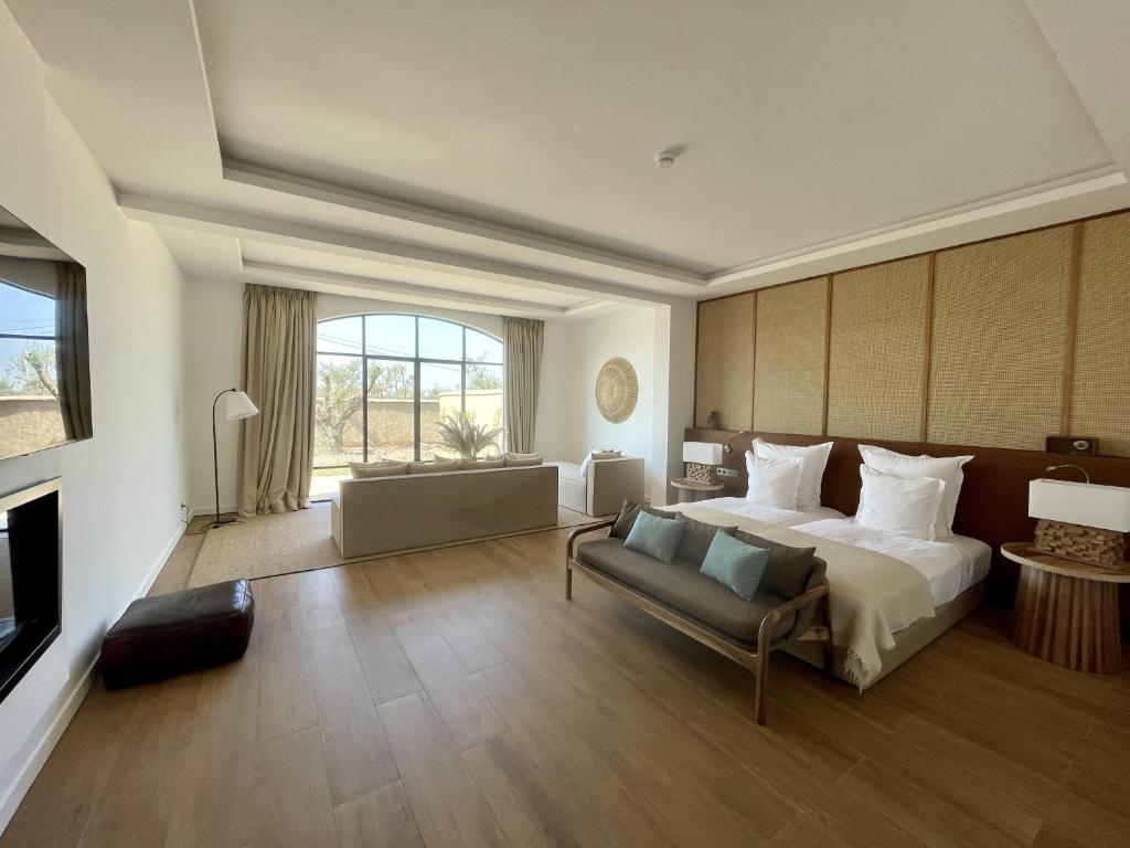TV a/nebo společenská místnost v ubytování Ksar Char-Bagh Small Luxury Hotels