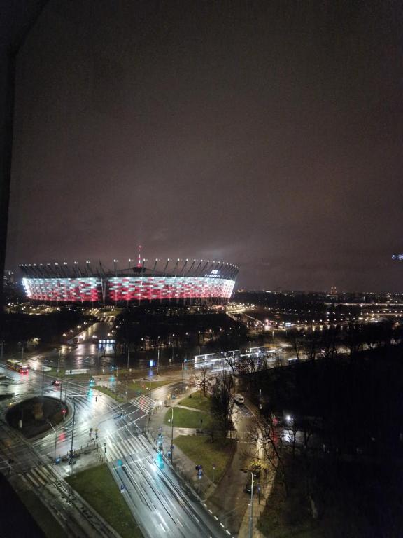 - une vue sur un stade de football la nuit dans l'établissement Apartament XIII piętro STADION NARODOWY, à Varsovie
