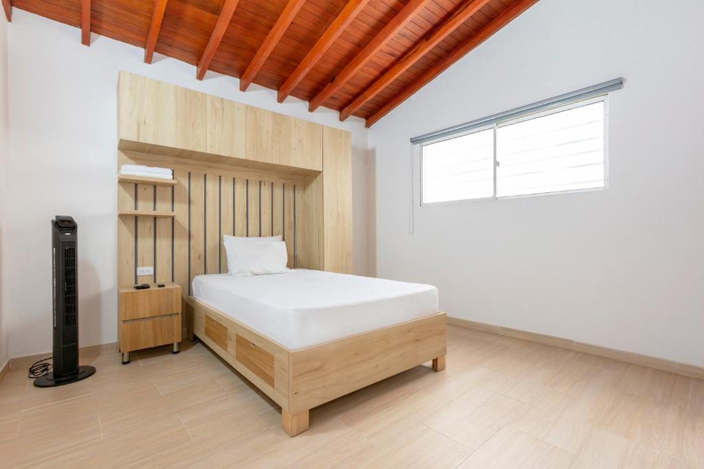 a bedroom with a bed and a window at Lindo loft en corazón de Medellín Pet Friendly 206 in Medellín