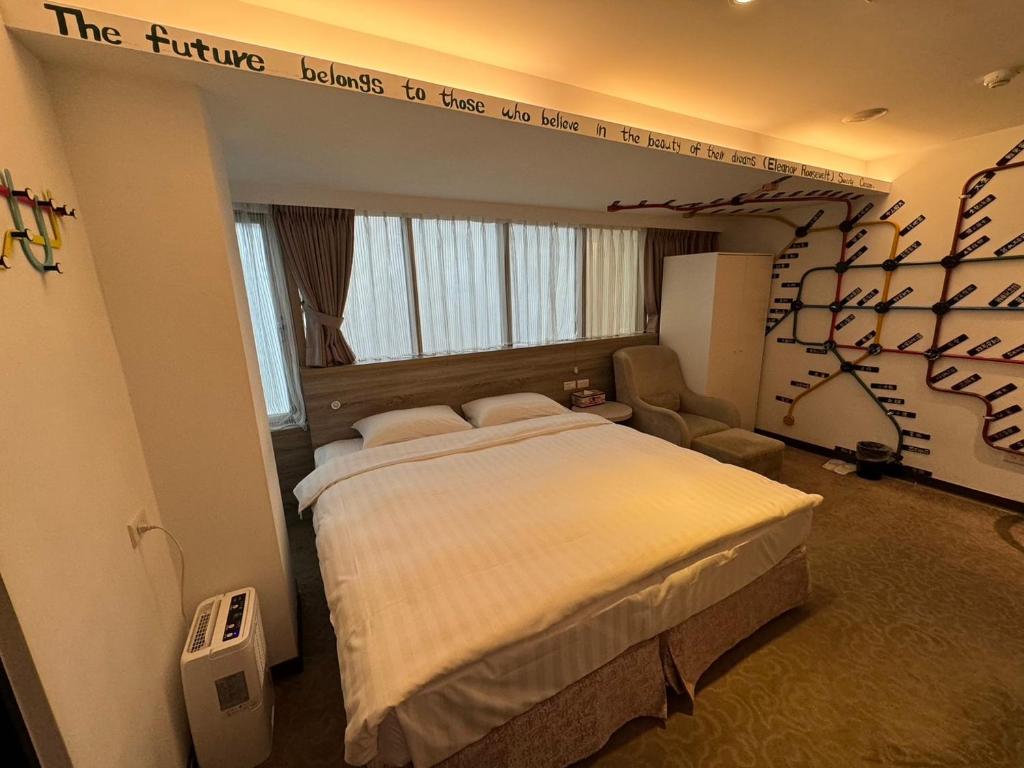 台北市にあるRF ホテル リンセン のベッドルーム1室(壁に看板付)