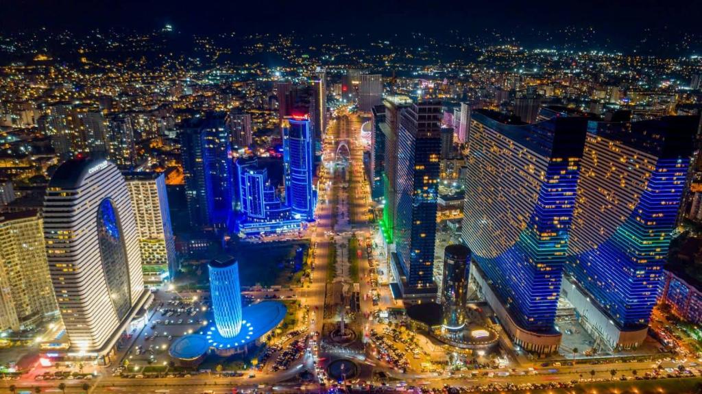 uma vista da cidade à noite em Panorama Sea View Orbi City em Batumi