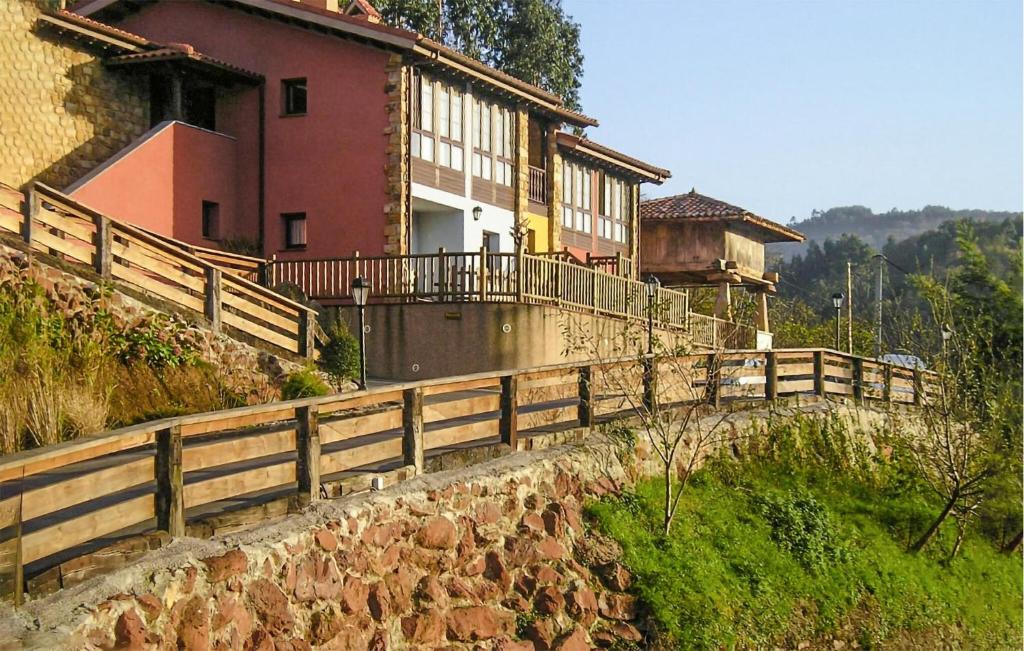 una casa en una colina con una valla de madera en 2 Bedroom Amazing Apartment In Villaviciosa en Villaviciosa