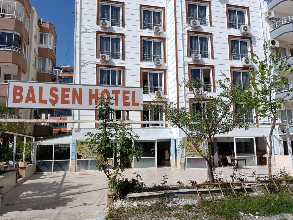 een gebouw met een bord waarop het ballenhotel staat bij BALŞEN HOTEL in Anamur