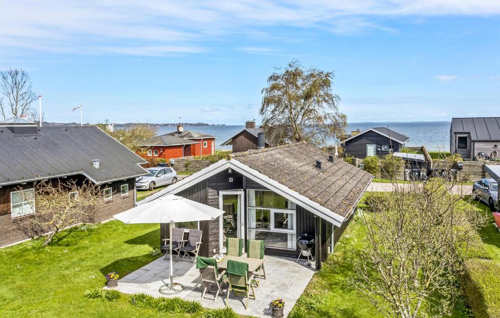 een luchtzicht op een huis met een tuin bij Awesome Home In Svendborg With Kitchen in Svendborg