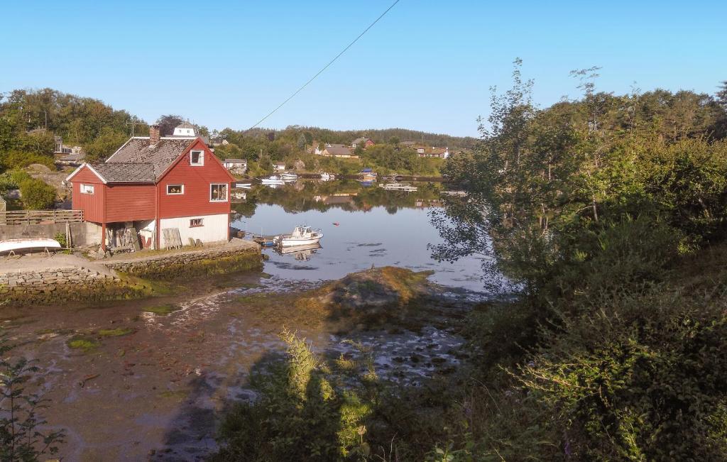 Un río con una casa roja y un barco dentro. en Gorgeous Home In Rossland With Wifi, en Rossland