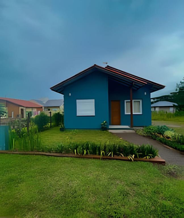 新彼得羅波利斯的住宿－Recanto Sossego，蓝色房子,带绿色庭院