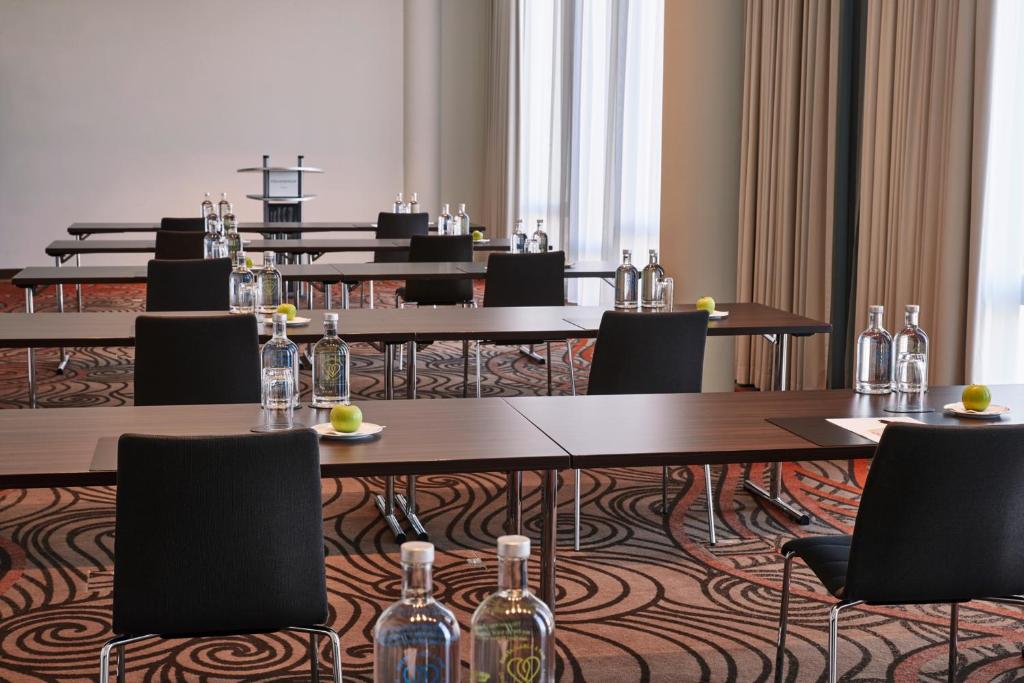 a row of tables and chairs in a room at Steigenberger Hotel Bremen in Bremen