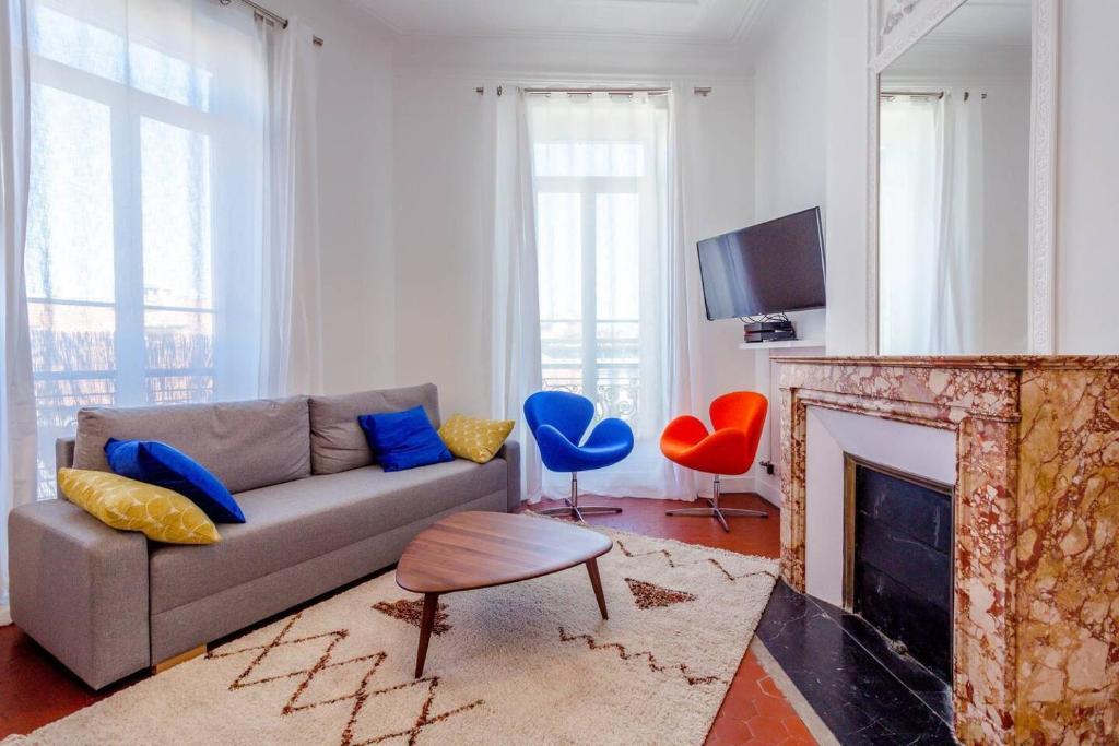 un salon avec un canapé et une cheminée dans l'établissement COLBERT - Appartement 80M2 proche du vieux-port, à Marseille