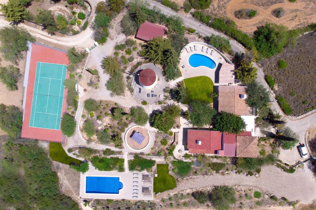 een luchtzicht op een huis met een zwembad bij Quinta Molinum Ad Mare in Boliqueime