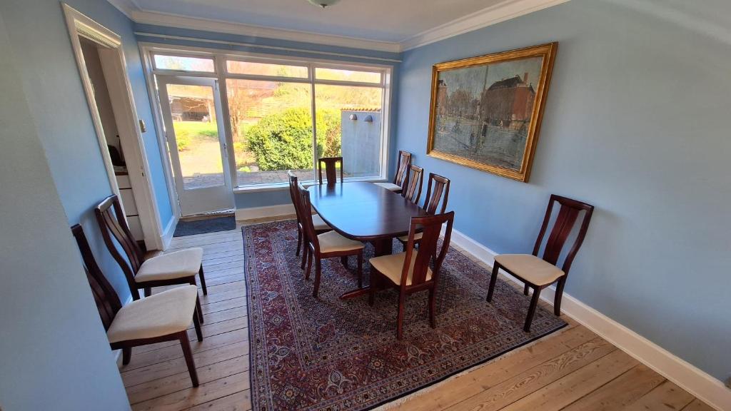 uma sala de jantar com mesa e cadeiras em Room in Ubby (Near Kalundborg) em Kalundborg