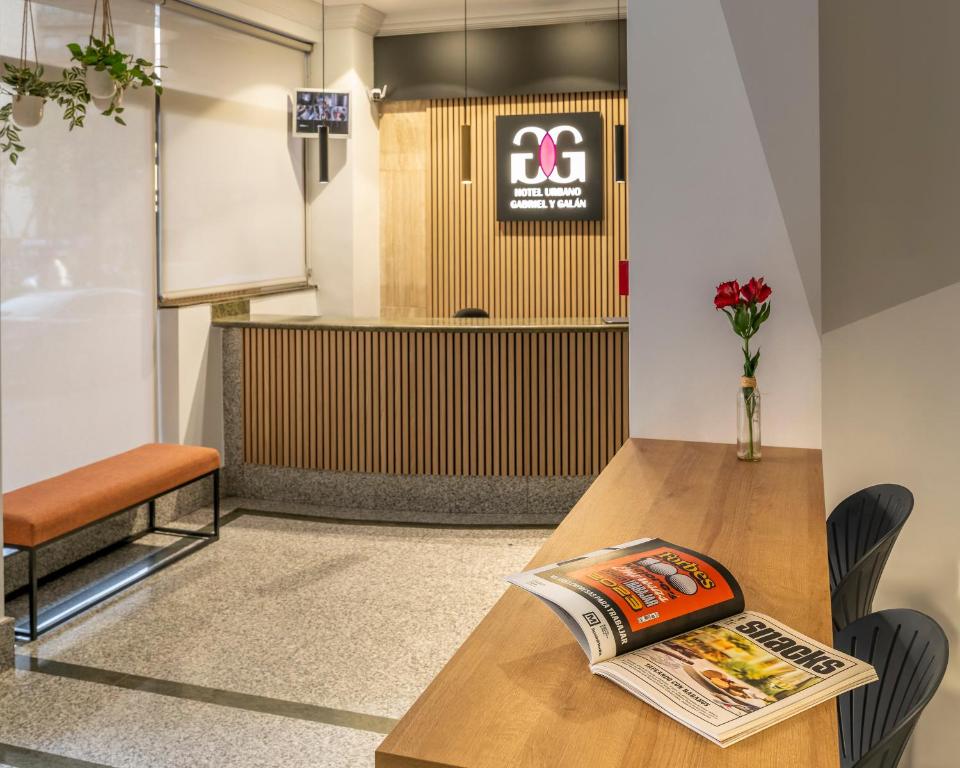 una mesa con una revista encima en Hotel Gabriel y Galán, en Salamanca