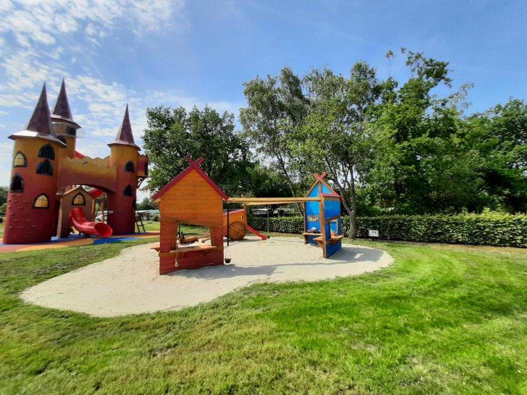 un parque infantil con un castillo en fort bedmar en Sint-Gillis-Waas