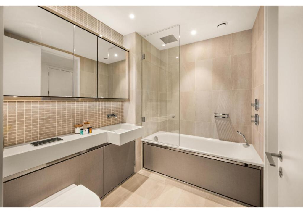 Elegant and Modern Apartments in Canary Wharf right next to Thames - Two-Bedroom Apartment