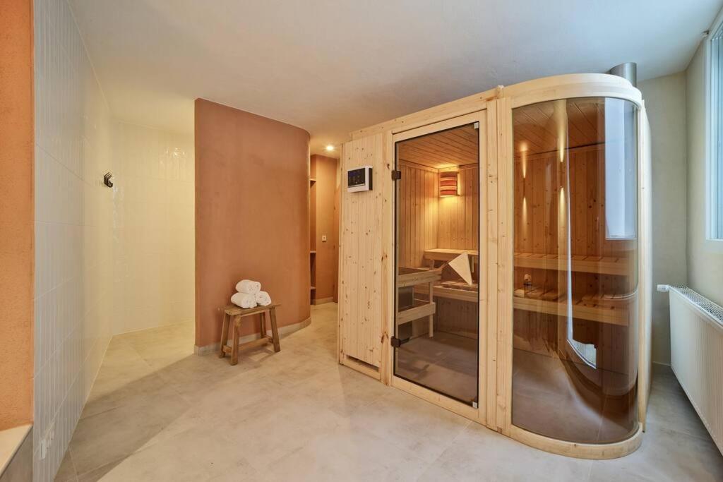 Un pat sau paturi într-o cameră la Moseltraum - Großzügiges Townhouse mit Sauna & Sonnenterrasse - Platz für 6 Personen
