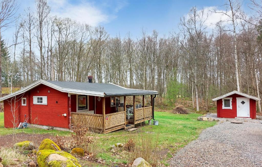 Cabaña roja con porche en un campo en 2 Bedroom Awesome Home In Ljungby en Ljungby