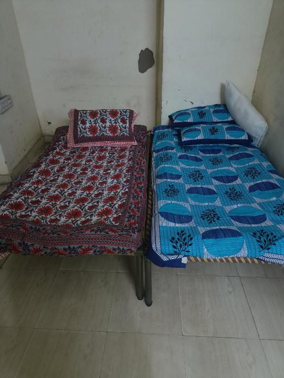 Кровать или кровати в номере Big Room Near Dargah Sharif Ajmer